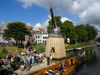 903455 Gezicht op de replica van de stadskraan (die tot 1837 bij de Stadhuisbrug stond) op de steiger langs de ...